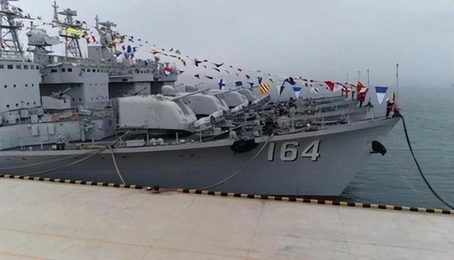 雙艦風(fēng)采，中國海軍的驕傲——遼寧艦與山東艦同框，雙艦榮耀，遼寧艦與山東艦展現(xiàn)中國海軍的驕傲