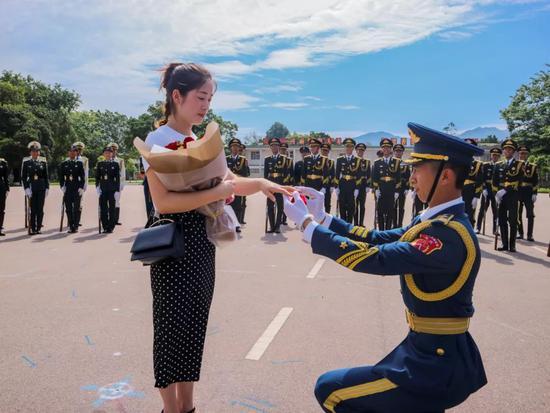 三軍儀仗隊(duì)迎軍旗視頻，榮耀與傳承的壯麗瞬間，三軍儀仗隊(duì)迎軍旗的榮耀與傳承時(shí)刻