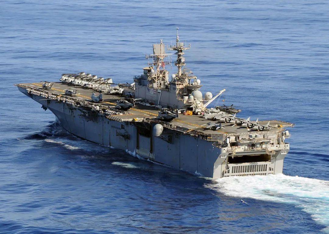 黃蜂級兩棲攻擊艦圖，揭示強大功能與獨特設(shè)計，黃蜂級兩棲攻擊艦圖解，強大功能與獨特設(shè)計的展現(xiàn)