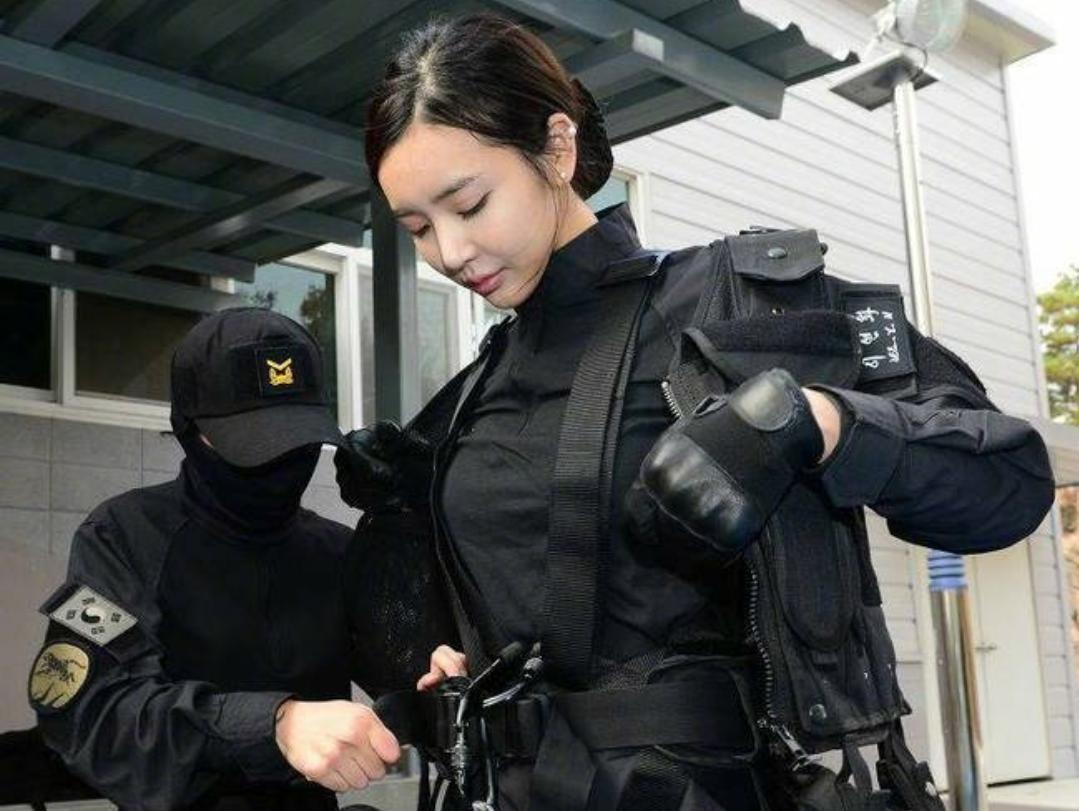 中國第一批女特種兵，破繭成蝶的榮耀征途，中國首批女特種兵，榮耀征途的蛻變之路