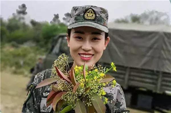 標準的中國女兵照，展現(xiàn)堅毅與榮耀，中國女兵堅毅榮耀風采照
