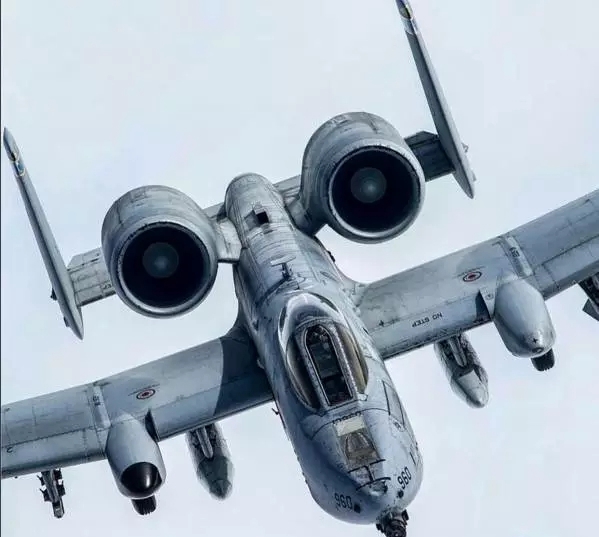 探索A-10戰(zhàn)斗機(jī)的壯麗身影，圖片解析與影響，A-10戰(zhàn)斗機(jī)的英姿，圖片解析與深遠(yuǎn)影響