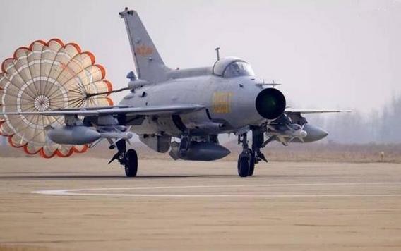 殲十戰(zhàn)斗機(jī)是否落后了？探討中國空軍現(xiàn)代化進(jìn)程中的挑戰(zhàn)與機(jī)遇，中國空軍現(xiàn)代化進(jìn)程中的挑戰(zhàn)與機(jī)遇，殲十戰(zhàn)斗機(jī)的現(xiàn)狀與發(fā)展探討