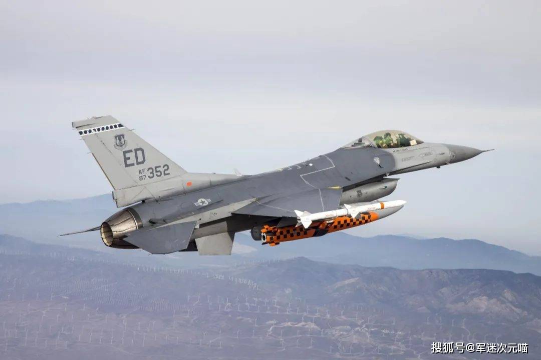 殲-16戰(zhàn)斗機(jī)能否擊敗臺(tái)風(fēng)，現(xiàn)代軍事科技與自然災(zāi)害的挑戰(zhàn)，殲-16戰(zhàn)斗機(jī)對(duì)抗臺(tái)風(fēng)，現(xiàn)代軍事科技迎戰(zhàn)自然災(zāi)害的挑戰(zhàn)
