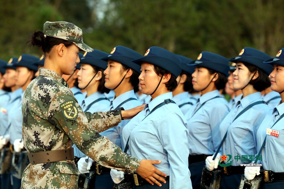 閱兵村女兵方隊演練，展現(xiàn)新時代巾幗英雄風采，閱兵村女兵方隊演練，新時代巾幗英雄風采展現(xiàn)