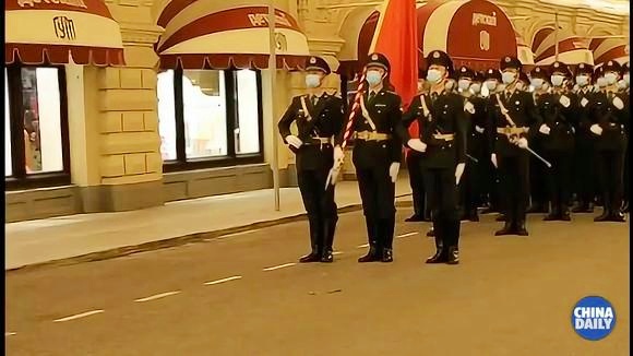 三軍儀仗隊(duì)街頭表演，展現(xiàn)榮耀與力量的盛大場(chǎng)面，三軍儀仗隊(duì)街頭盛大表演，榮耀與力量的完美展現(xiàn)