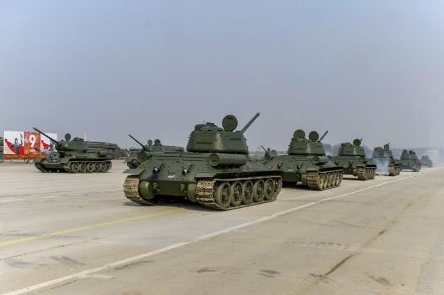 閱兵場(chǎng)上的獨(dú)特風(fēng)景，一輛T-34的榮耀與傳奇，T-34坦克，閱兵場(chǎng)上的榮耀與傳奇