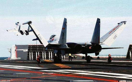 殲-15彈射試驗(yàn)，探索中國航母戰(zhàn)斗群的空中力量之源，殲-15彈射試驗(yàn)，揭秘中國航母戰(zhàn)斗群空中力量之源