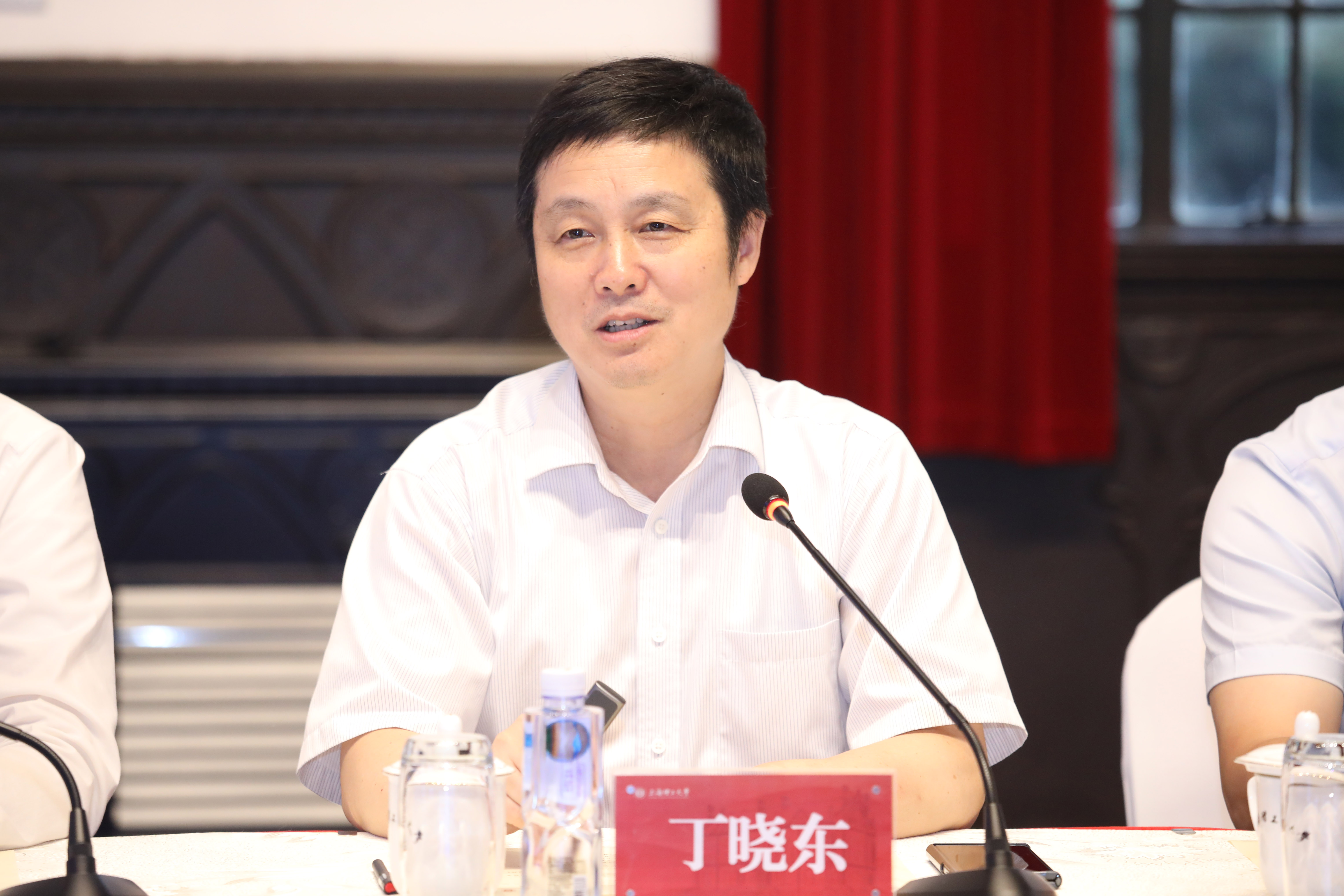丁曉東，一位引領(lǐng)時代的杰出人物，丁曉東，時代引領(lǐng)者的杰出風(fēng)采
