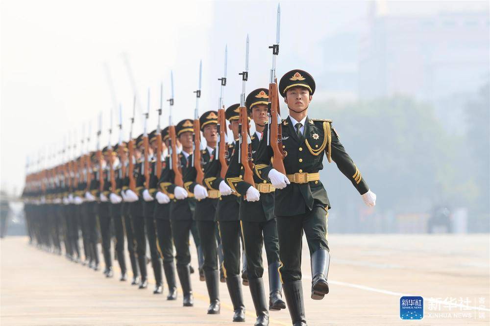 閱兵儀式，現(xiàn)在向我們迎面走來的壯麗景象，閱兵儀式，壯麗景象迎面走來