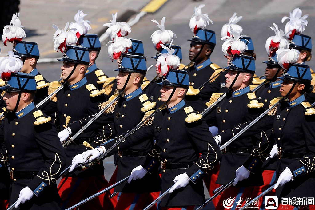 法國總統(tǒng)檢閱三軍儀仗隊(duì)圖片，榮耀與力量的展現(xiàn)，法國總統(tǒng)檢閱三軍儀仗隊(duì)，榮耀與力量的瞬間展現(xiàn)