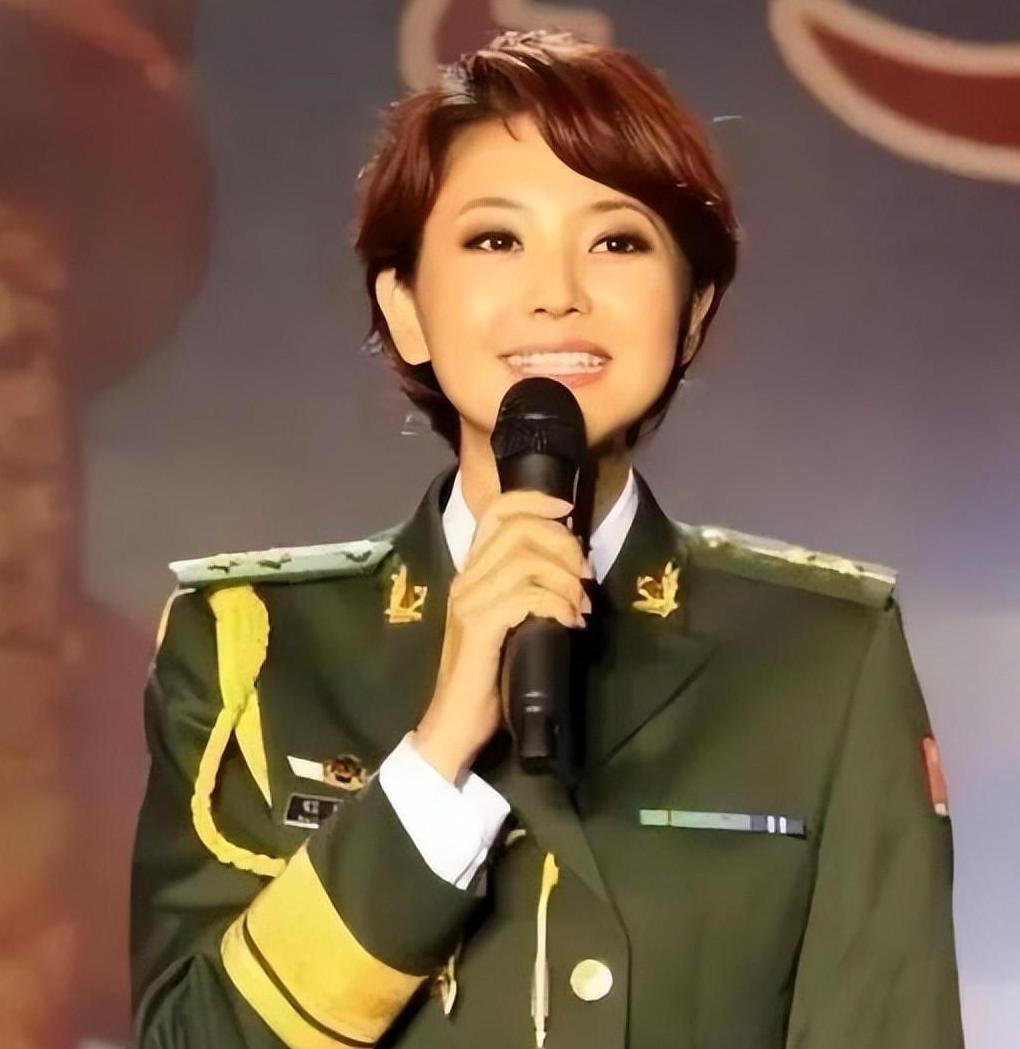 軍事女主持人雅妮，圖片中的風(fēng)采與魅力，軍事女主持人雅妮，風(fēng)采與魅力的展現(xiàn)