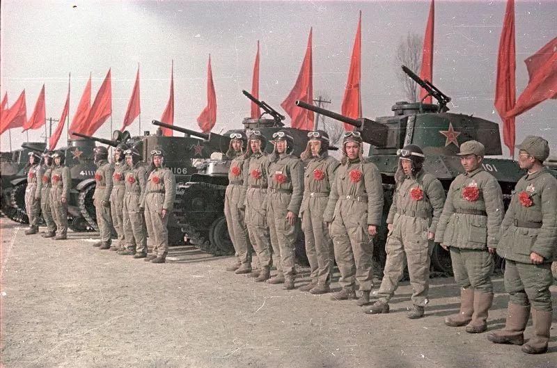 解放軍坦克路過城市，展現(xiàn)國防力量與民眾熱情，解放軍坦克展示國防力量與民眾熱情交融盛景