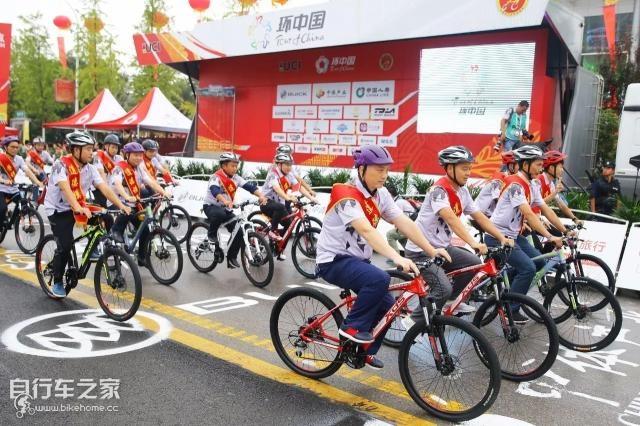 勝利日大閱兵，抗戰(zhàn)支前模范乘車方隊展現(xiàn)歷史榮耀，勝利日大閱兵，抗戰(zhàn)支前模范乘車方隊展現(xiàn)輝煌歷史榮耀