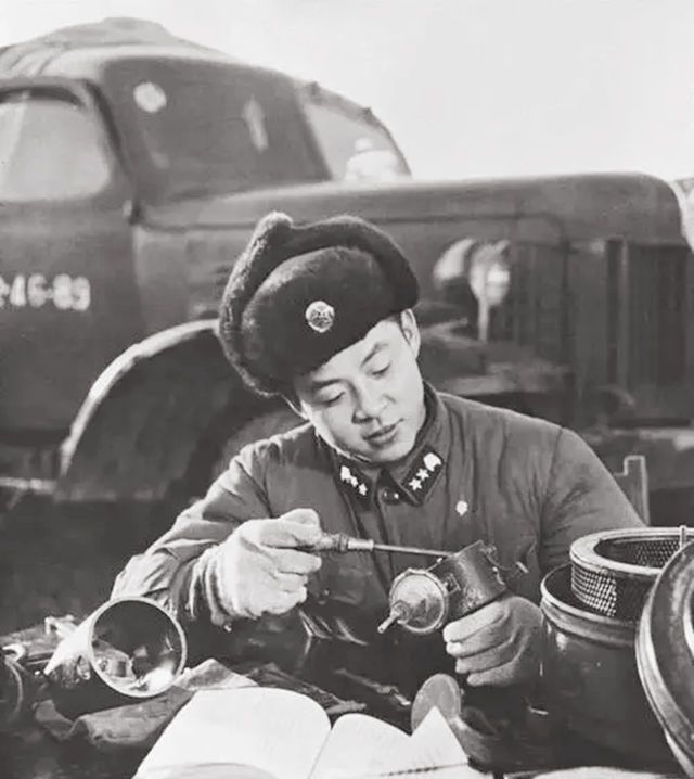 真實(shí)的雷鋒，無(wú)私奉獻(xiàn)與人性光輝的體現(xiàn)，真實(shí)的雷鋒，無(wú)私奉獻(xiàn)與人性光輝展現(xiàn)的典范